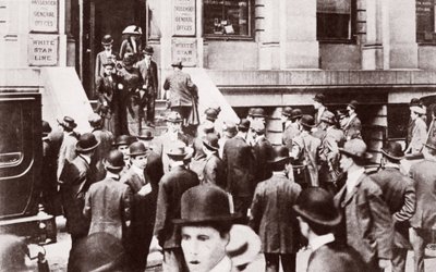 Fuori dagli uffici della White Star Line dopo l